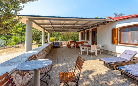 Dundo House: Casa, Tetto, Villetta, Shade, Portico, Estate, Color Legno, Agriturismo, Latifoglie, Cortile