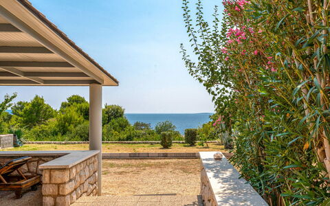 Dundo House: Shade, Colonna, Giardino, Landscaping, Struttura Esterna, Color Legno, Design, Mobili Da Esterno, Pergola, Backyard
