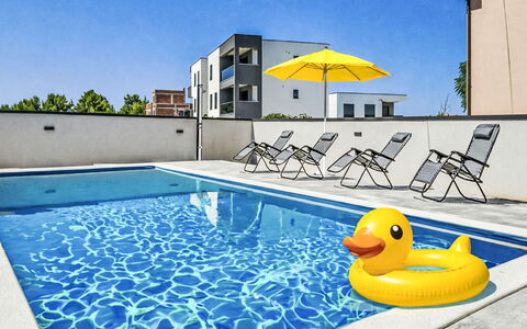 Jurica: Piscina, Materiale Composito, Ricorrere, Appartamento, Mobili Da Esterno, Hotel, Lettino, Balcone, Villa, Eco Hotel