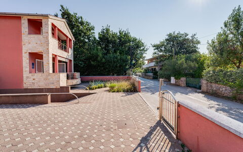 Morski Dragulj: Cielo, Proprietà, Mobilia, Tavolo, Azzurro, Sedia, Costruzione, Finestra, Shade, Architettura