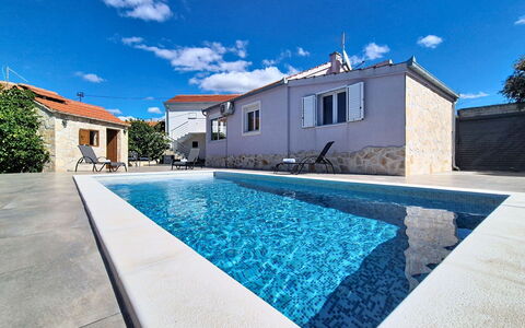 Nancy: Blu, Piscina, Zona Residenziale, Materiale Composito, Estate, Calcestruzzo, Ricorrere, Giochi D'Acqua, Villa, Hotel