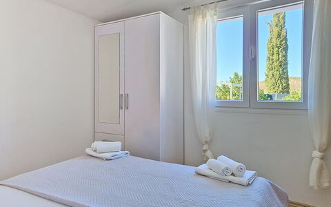 Nancy: Appartamento, Letto, Camera Da Letto, Per Finestre, Bedding, Finestra Trattamento, Cuscino, Tenda, Telaio Del Letto, Lenzuolo