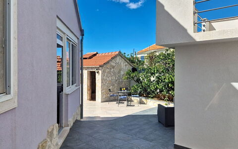 Nancy: Zona Residenziale, Casa, Calcestruzzo, Shade, Driveway, Flagstone, Passerella, Balcone, Villa