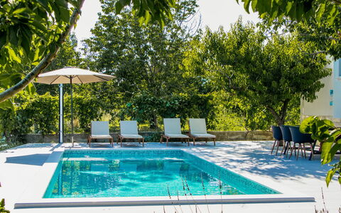 Kastel Mila: Cielo, Proprietà, Mobilia, Tavolo, Azzurro, Sedia, Costruzione, Finestra, Shade, Architettura