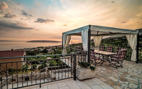 Bellavista: Cielo, Proprietà, Mobilia, Tavolo, Azzurro, Sedia, Costruzione, Finestra, Shade, Architettura