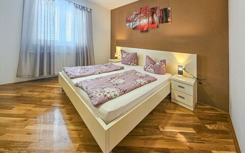 Maja: Interior Design, Letto, Pavimento, Mobilia, Pavimentazione, Camera Da Letto, Camera, Legna, Soffitto, Lenzuolo