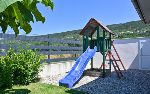 Maja: Campo Da Giuoco, Giardino, Attrezzatura Giochi All'Aperto, Scivolo, Prato, Landscaping, Shade, Cortile, Backyard, Parco