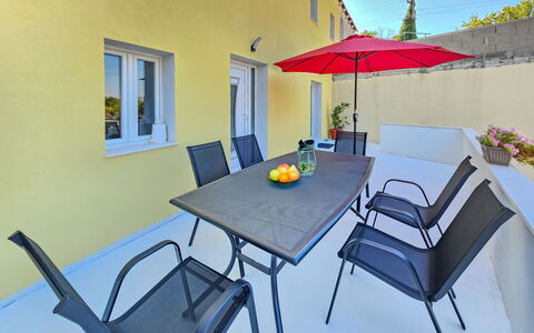 Sunrise: Cielo, Proprietà, Mobilia, Tavolo, Azzurro, Sedia, Costruzione, Finestra, Shade, Architettura