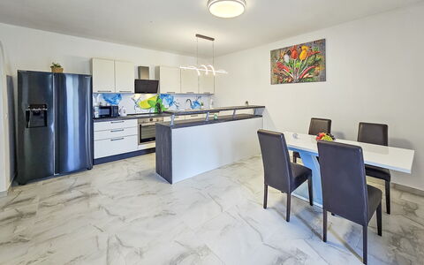Sunrise: Cielo, Proprietà, Mobilia, Tavolo, Azzurro, Sedia, Costruzione, Finestra, Shade, Architettura