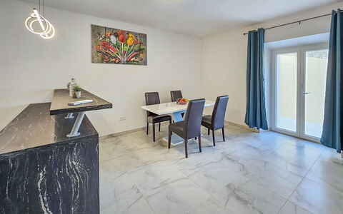 Sunrise: Cielo, Proprietà, Mobilia, Tavolo, Azzurro, Sedia, Costruzione, Finestra, Shade, Architettura