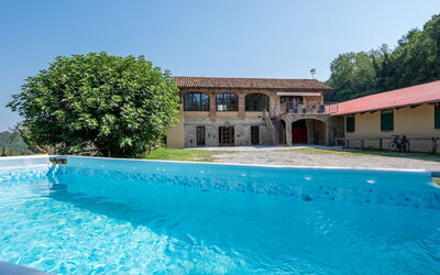 Somano 200: Acqua, Cielo, Costruzione, Piscina, Pianta, Azzurro, Albero, Casa, Tempo Libero, Aqua