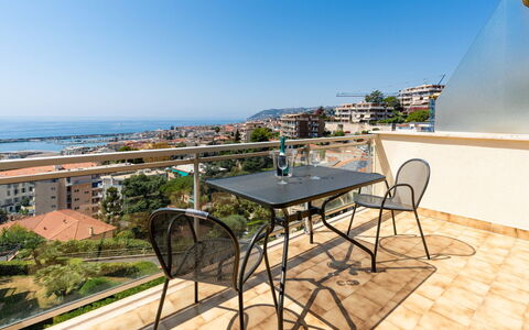 Casa Fiorita: Cielo, Proprietà, Mobilia, Tavolo, Azzurro, Sedia, Costruzione, Finestra, Shade, Architettura