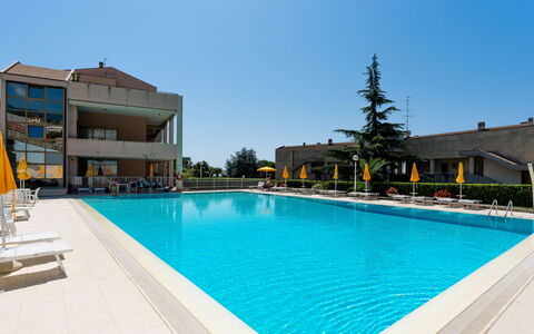 Casa Fiorita: Cielo, Proprietà, Mobilia, Tavolo, Azzurro, Sedia, Costruzione, Finestra, Shade, Architettura