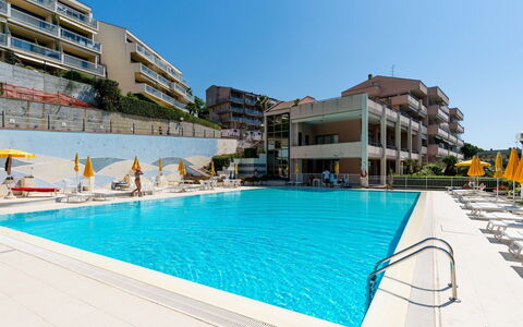 Casa Fiorita: Cielo, Proprietà, Mobilia, Tavolo, Azzurro, Sedia, Costruzione, Finestra, Shade, Architettura
