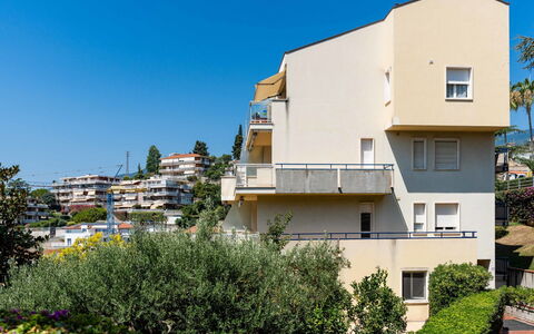 Casa Fiorita: Cielo, Proprietà, Mobilia, Tavolo, Azzurro, Sedia, Costruzione, Finestra, Shade, Architettura