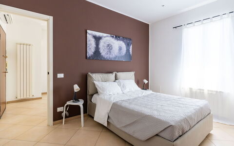 Casa Mimosa: Cielo, Proprietà, Mobilia, Tavolo, Azzurro, Sedia, Costruzione, Finestra, Shade, Architettura