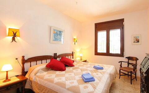 Falconera: Camera Da Letto, Camera, Mobilia, Letto, Proprietà, Lenzuolo, Interior Design, Telaio Del Letto, Costruzione, Casa