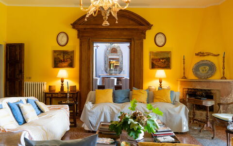 Il Giardino di Eugenia: Cornice, Mobilia, Proprietà, Tavolo, Azzurro, Blu, Interior Design, Sedia, Soggiorno, Giallo