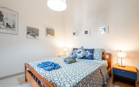 Vanda: Mobilia, Proprietà, Tavolo, Azzurro, Comfort, Costruzione, Finestra, Illuminazione, Interior Design, Legna