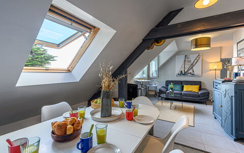 Chal Ha Dichal: Tavolo, Mobilia, Proprietà, Tavola, Azzurro, Costruzione, Finestra, Divano, Cibo, Interior Design