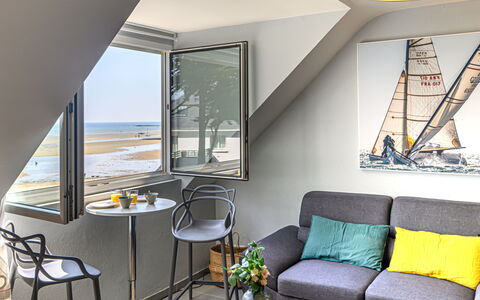 Chal Ha Dichal: Tavolo, Divano, Mobilia, Proprietà, Costruzione, Finestra, Azzurro, Cornice, Interior Design, Comfort