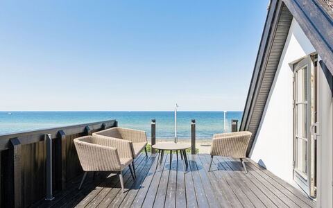 Susan - 20M from the Sea: Legna, Tetto, Architettura, Casa, Casa, Villetta, Raccordo, Latifoglie, Pendenza, Estate