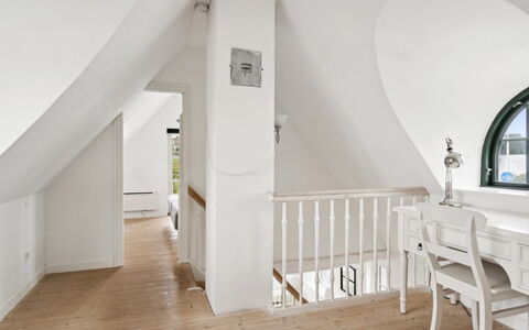 Susan - 20M from the Sea: Legna, Tetto, Architettura, Casa, Casa, Villetta, Raccordo, Latifoglie, Pendenza, Estate
