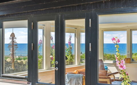 Susan - 20M from the Sea: Legna, Tetto, Architettura, Casa, Casa, Villetta, Raccordo, Latifoglie, Pendenza, Estate