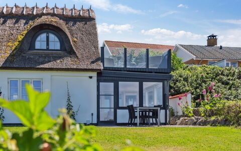 Susan - 20M from the Sea: Legna, Tetto, Architettura, Casa, Casa, Villetta, Raccordo, Latifoglie, Pendenza, Estate