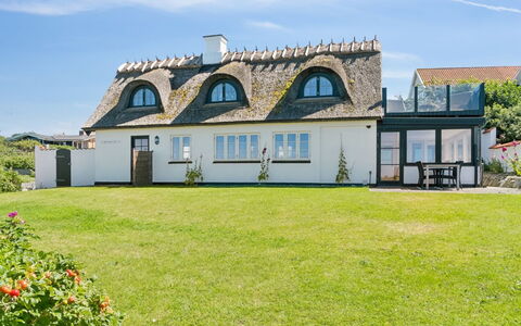 Susan - 20M from the Sea: Legna, Tetto, Architettura, Casa, Casa, Villetta, Raccordo, Latifoglie, Pendenza, Estate