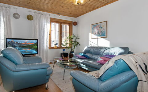 Tuohiniemi: Mobilia, Interior Design, Divano, Soggiorno, Legna, Soffitto, Camera, Tavolo, Pavimentazione, Pavimento