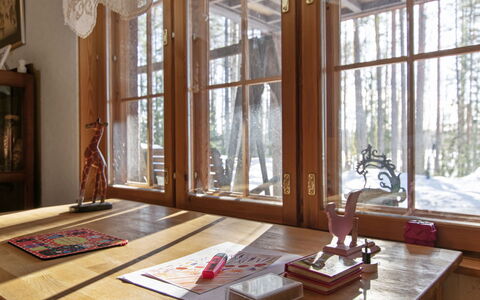 Tuohiniemi: Mobilia, Legna, Interior Design, Pavimentazione, Pavimento, Bicchiere, Tavolo, Illuminazione, Sala Da Pranzo, Camera