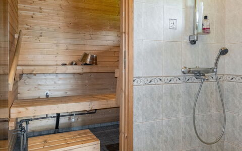 Mansikkaranta 3, Osittain Esteetön: Pavimentazione, Legna, Pavimento, Camera, Idraulico Fixture, Idraulico, Soffitto, Color Legno, Latifoglie, Piastrella
