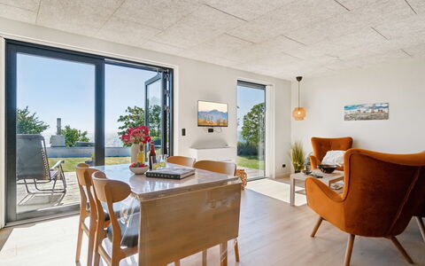 Yari - 50M from the Sea: Mobilia, Sedia, Cucina & Sala Da Pranzo Tavolo, Materiali Naturali, Sala Da Pranzo, Tavolino Da Caffè, Pianta Della Casa, Gesso, Lampada