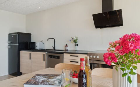 Yari - 50M from the Sea: Mobilia, Interior Design, Cucina, Controsoffitto, Pavimentazione, Elettrodomestico Da Cucina, Legna, Pavimento, Apparecchio Major, Soffitto