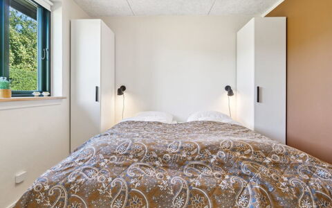 Yari - 50M from the Sea: Letto, Camera Da Letto, Interior Design, Parete, Pavimentazione, Legna, Lenzuolo, Soffitto, Bedding, Pavimento