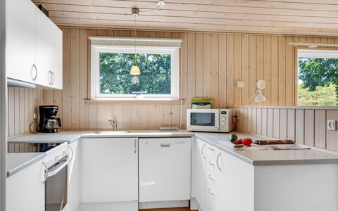 Alvina - 45M from the Sea: Cucina, Legna, Pavimentazione, Elettrodomestico Da Cucina, Controsoffitto, Interior Design, Apparecchio Major, Pavimento, Casa, Soffitto