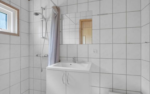 Alvina - 45M from the Sea: Parete, Pavimentazione, Idraulico Fixture, Pavimento, Lavello, Bagno, Lavandino Del Bagno, Interior Design, Rubinetto, Idraulico