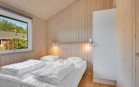 Alvina - 45M from the Sea: Legna, Camera Da Letto, Soffitto, Letto, Bedding, Lenzuolo, Telaio Del Letto, Color Legno, Latifoglie, Plank