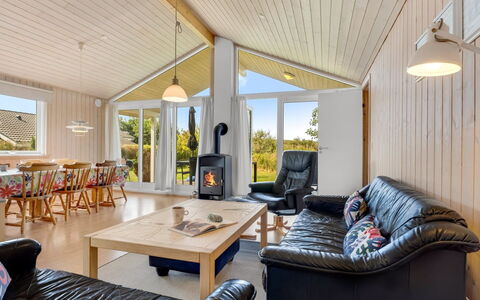 Vincent - 25M from the Sea: Pavimentazione, Parete, Pavimento, Interior Design, Legna, Soffitto, Pavimento In Legno, Illuminazione, Mobilia, Pavimento Laminato