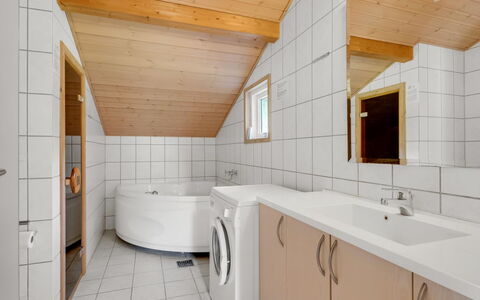 Vincent - 25M from the Sea: Pavimentazione, Parete, Pavimento, Interior Design, Legna, Soffitto, Pavimento In Legno, Illuminazione, Mobilia, Pavimento Laminato