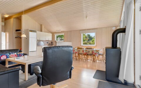 Vincent - 25M from the Sea: Pavimentazione, Parete, Pavimento, Interior Design, Legna, Soffitto, Pavimento In Legno, Illuminazione, Mobilia, Pavimento Laminato