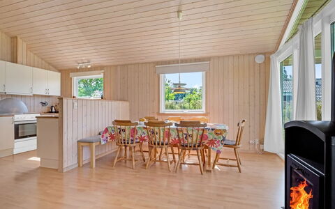 Vincent - 25M from the Sea: Pavimentazione, Parete, Pavimento, Interior Design, Legna, Soffitto, Pavimento In Legno, Illuminazione, Mobilia, Pavimento Laminato