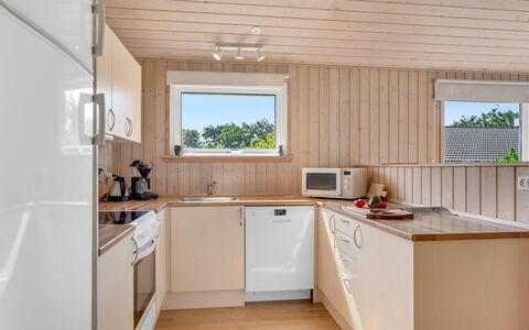 Vincent - 25M from the Sea: Pavimentazione, Parete, Pavimento, Interior Design, Legna, Soffitto, Pavimento In Legno, Illuminazione, Mobilia, Pavimento Laminato