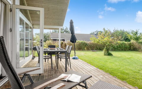 Vincent - 25M from the Sea: Pavimentazione, Parete, Pavimento, Interior Design, Legna, Soffitto, Pavimento In Legno, Illuminazione, Mobilia, Pavimento Laminato