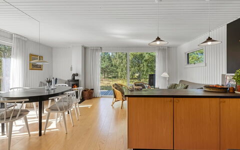 Dagny - 520M from the Sea: Pavimentazione, Legna, Pavimento In Legno, Interior Design, Pavimento, Mobilia, Pavimento Laminato, Soffitto, Latifoglie, Cucina & Sala Da Pranzo Tavolo