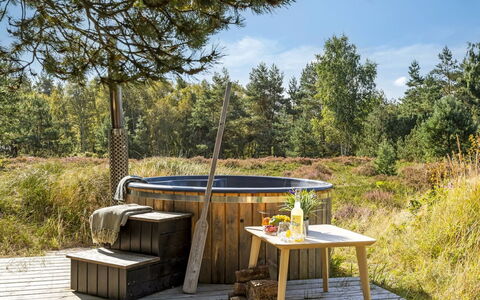 Dagny - 520M from the Sea: Giardino, Latifoglie, Vasca Da Bagno, Backyard, Materiali Naturali, Deck, Mobili Da Esterno, Idraulico Fixture, Cortile