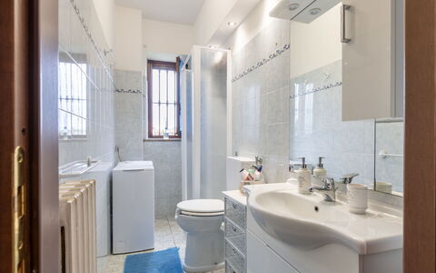Tenuta Beatrice: Specchio, Rubinetto, Idraulico Fixture, Lavello, Proprietà, Finestra, Lavandino Del Bagno, Bagno, Viola