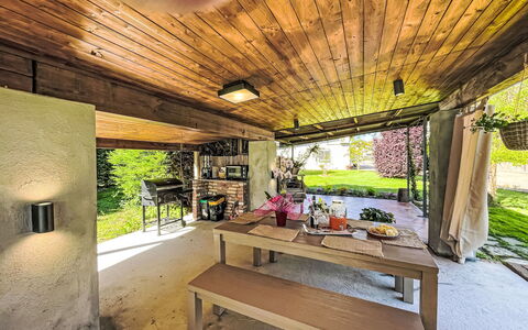 Tenuta Beatrice: Pianta, Costruzione, Tavolo, Legna, Shade, Interior Design, Albero, Pavimentazione, Pavimento, Soggiorno