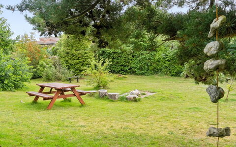 Yardila - 1.4Km from the Sea: Legna, Tetto, Architettura, Casa, Casa, Villetta, Raccordo, Latifoglie, Pendenza, Estate